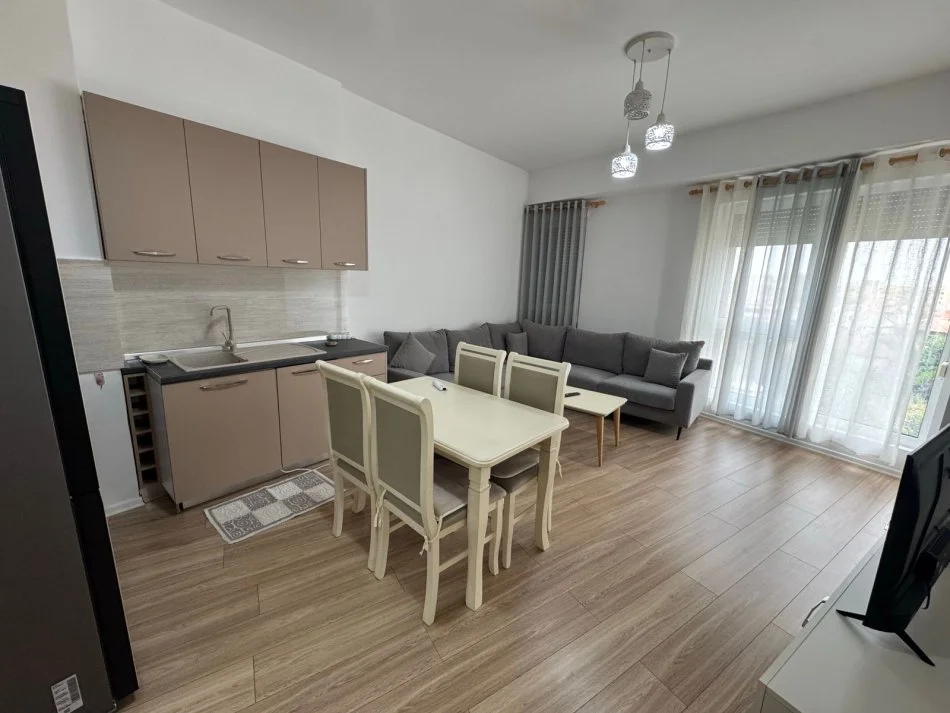 Tirane, jepet me qera apartament 1+1+Aneks+Ballkon Kati 3, 65 m² 550 € (Kompleksi kontakt pran 21 dhjetorit)
