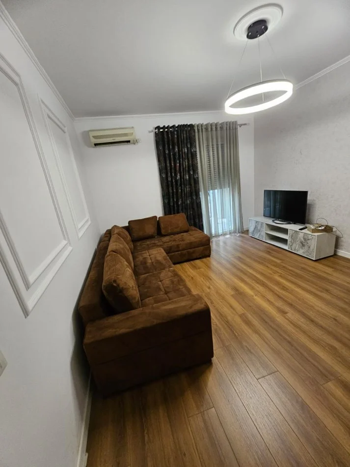 Tirane, jepet me qera apartament 1+1+Ballkon Kati 8, 70 m² 600 € (Qender)