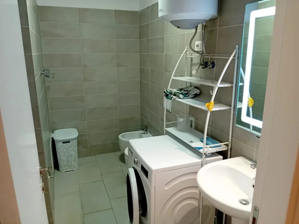 Tirane, jepet me qera apartament 1+1+Aneks+Ballkon Kati 3, 65 m² 550 € (Fusha aviacionit turdiu)