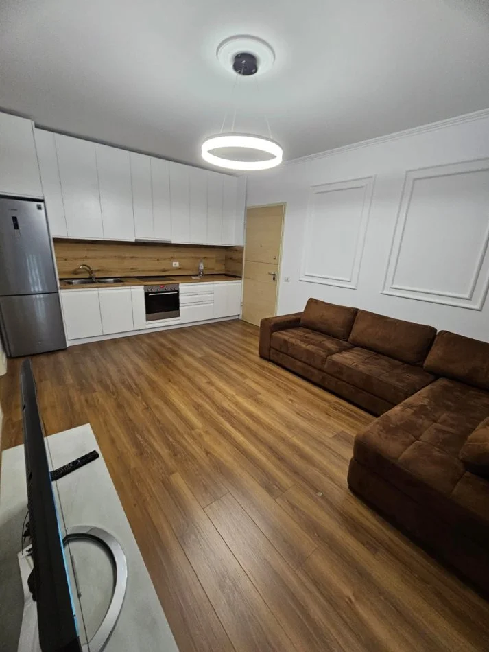 Tirane, jepet me qera apartament 1+1+Ballkon Kati 8, 70 m² 600 € (Qender)