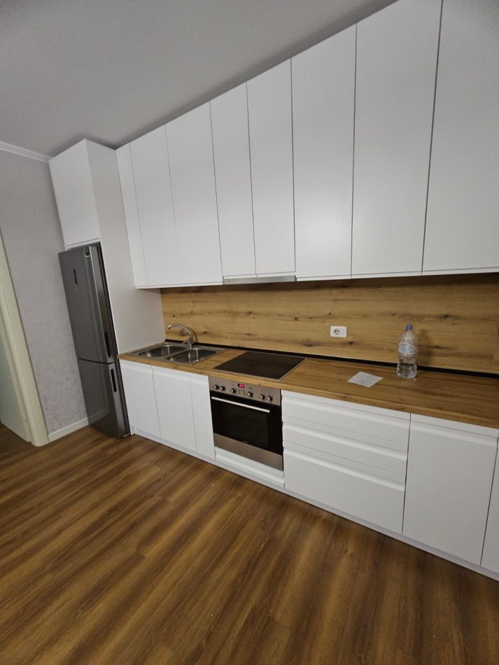 Tirane, jepet me qera apartament 1+1+Ballkon Kati 8, 70 m² 600 € (Qender)