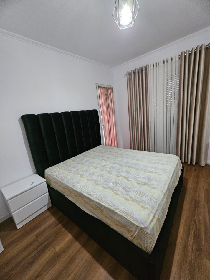 Tirane, jepet me qera apartament 1+1+Ballkon Kati 8, 70 m² 600 € (Qender)
