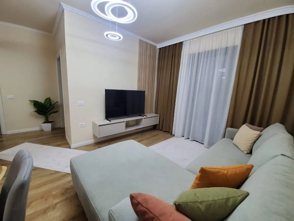 Tirane, jepet me qera apartament 1+1+Ballkon Kati 3, 60 m² 1.000 € (Liqeni Thate)