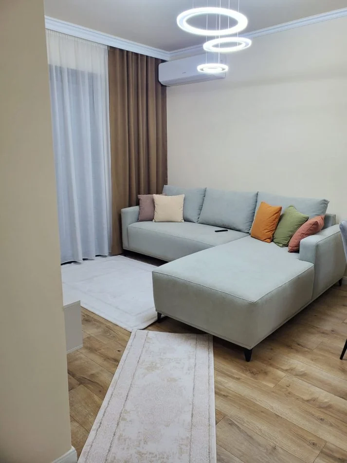 Tirane, jepet me qera apartament 1+1+Ballkon Kati 3, 60 m² 1.000 € (Liqeni Thate)