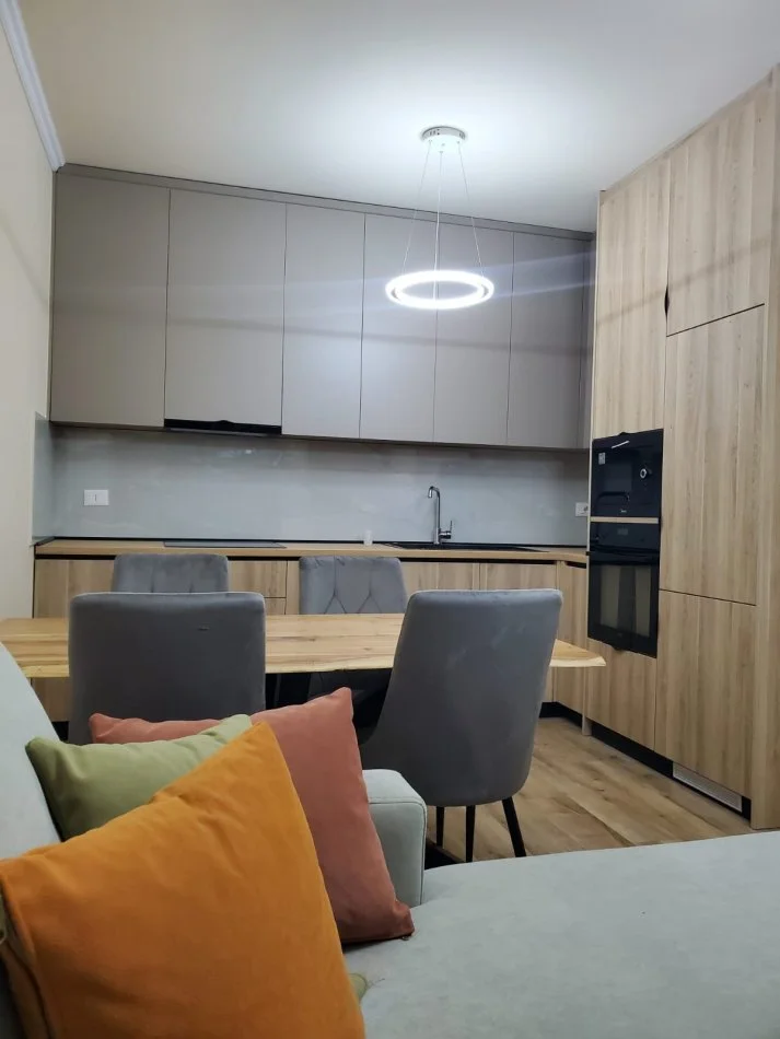 Tirane, jepet me qera apartament 1+1+Ballkon Kati 3, 60 m² 1.000 € (Liqeni Thate)
