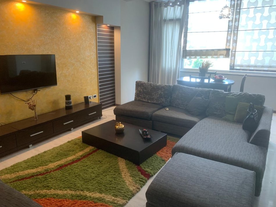 APARTAMENT  2+1 ME QIRA ISH EKSPOZITA   650 €