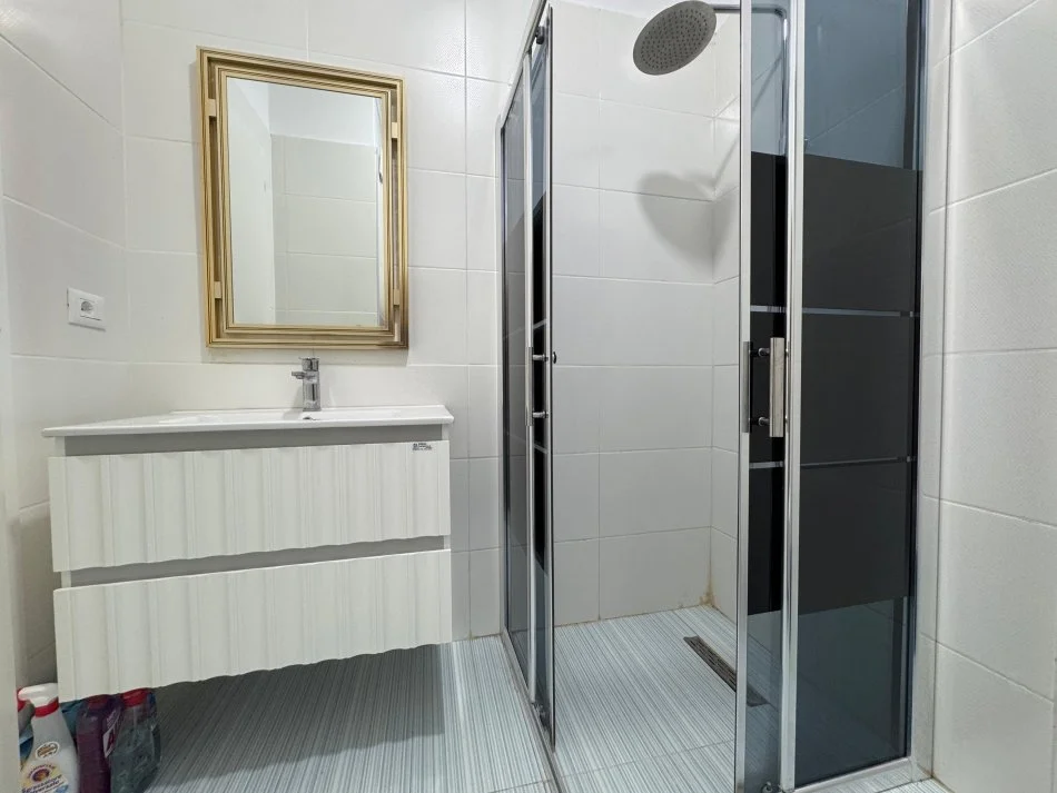 Tirane, jepet me qera apartament 2+1+Ballkon Kati 6, 115 m² 650 € (Jordan Misja)