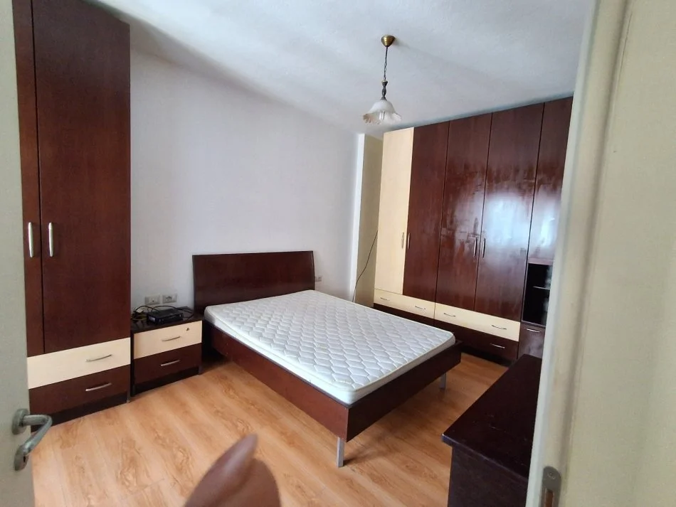 Tirane, jepet me qera apartament 1+1 , (Piaza Qender)