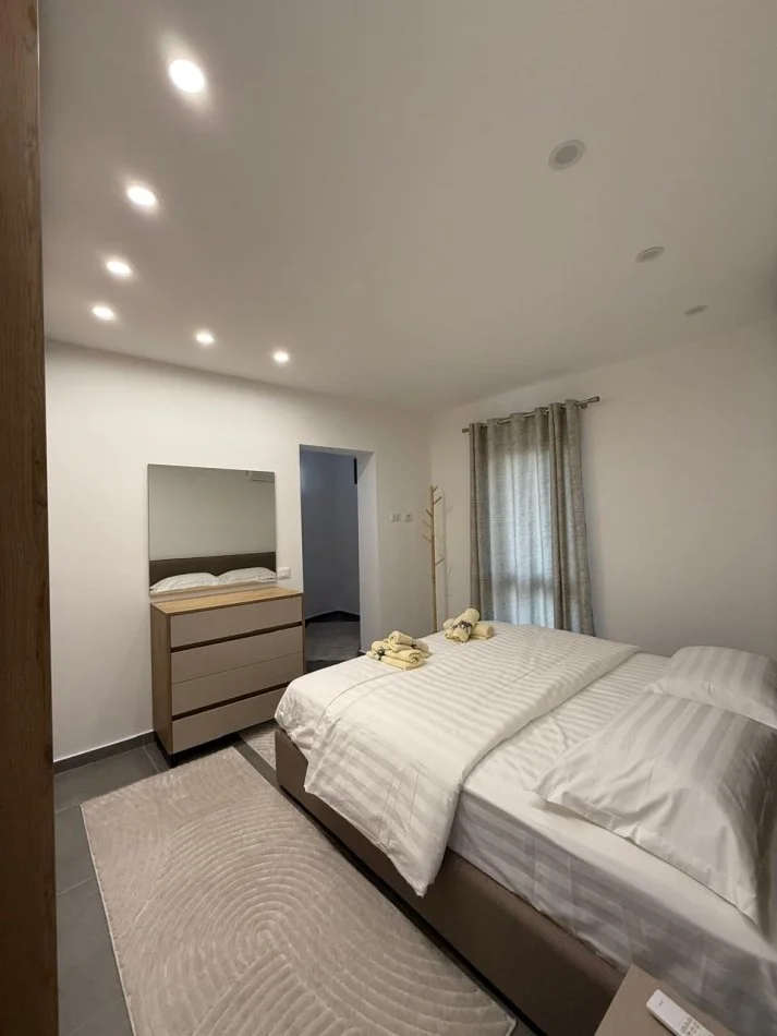 Tirane, jepet me qera apartament 1+1+Aneks+Ballkon Kati 3, 50 m² 700 € (Rruga e Saraceve, tek selvia)