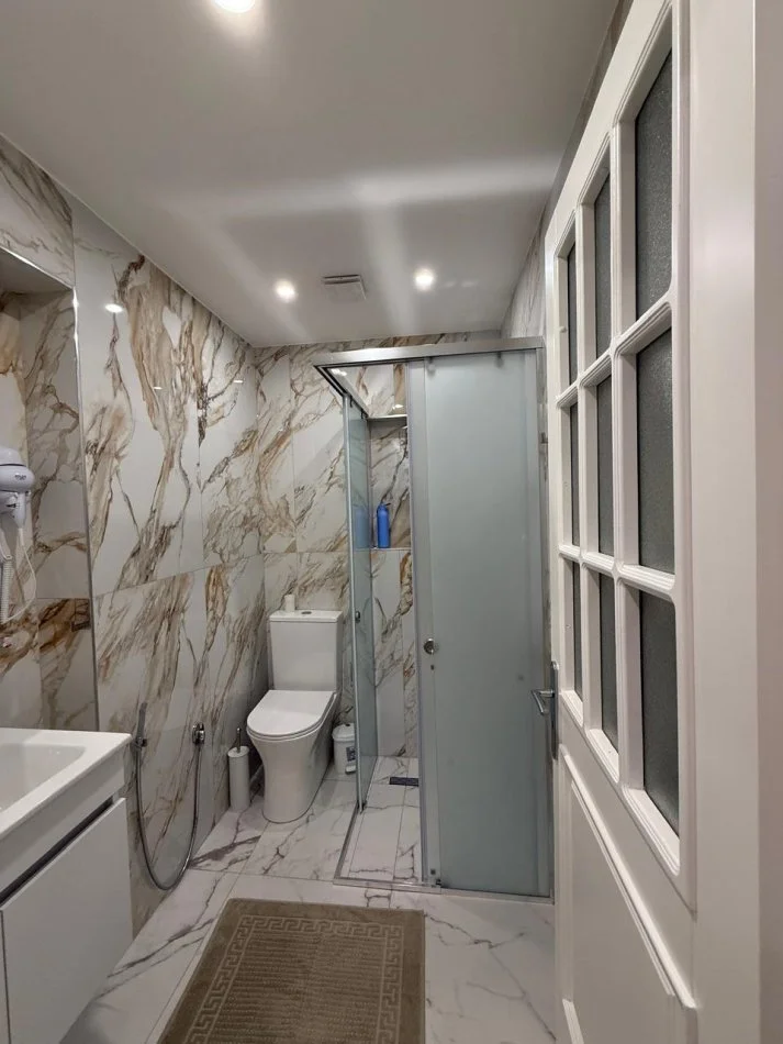 Tirane, jepet me qera apartament 1+1+Aneks+Ballkon Kati 3, 50 m² 700 € (Rruga e Saraceve, tek selvia)