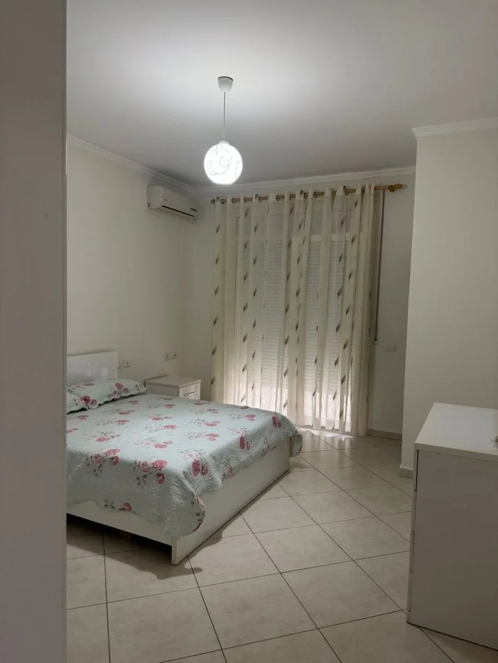 Tirane, jepet me qera apartament 2+1+Aneks+Ballkon Kati 2, 85 m² 501 € (2+1+2 dhe dy ballkone te xhamia kopshti botanik)