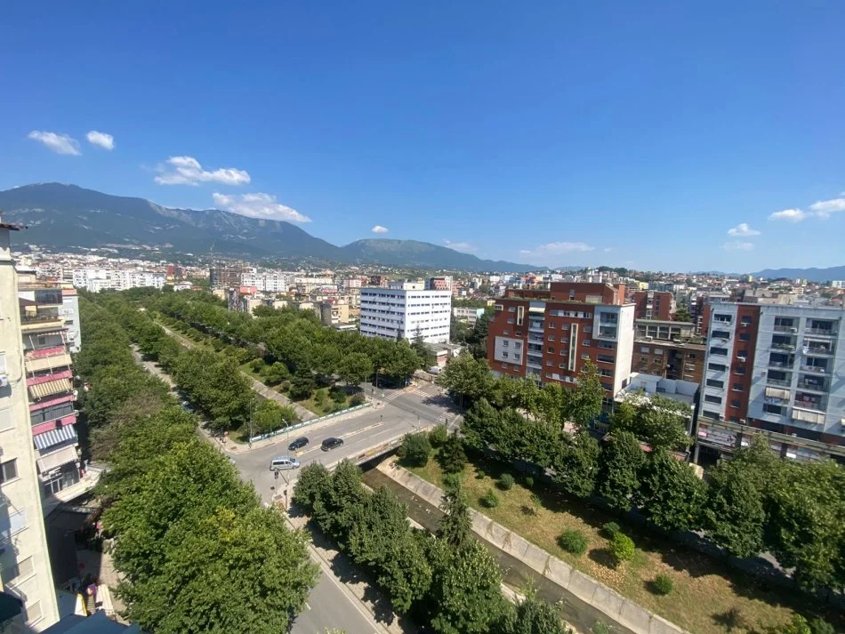 Tirane, jepet me qera apartament 2+1+Ballkon Kati 10, 90 m² 450 € (Brryli)