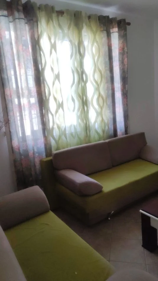 jepet me qera apartament+verande 1+1 Kati 1, 70 m² 450 € (Stacioni i Trenit)