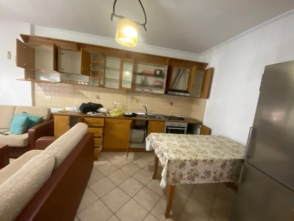 Tirane, jepet me qera apartament 2+1+Ballkon Kati 10, 90 m² 450 € (Brryli)