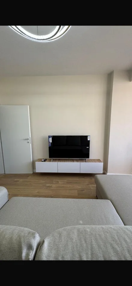 Tirane, jepet me qera apartament 2+1+Ballkon Kati 5, 79 m² 650 € (21 Dhjetori , prane Hotel Diplomat)