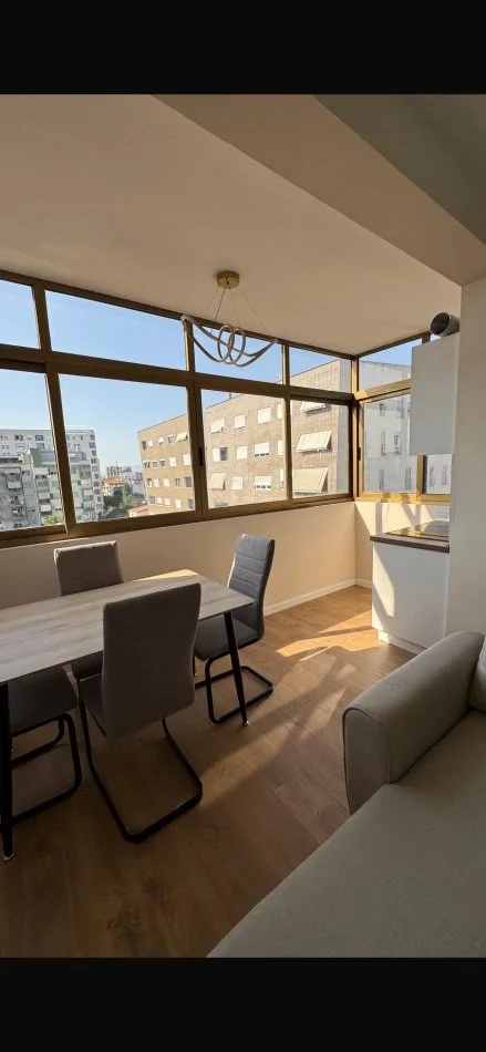 Tirane, jepet me qera apartament 2+1+Ballkon Kati 5, 79 m² 650 € (21 Dhjetori , prane Hotel Diplomat)