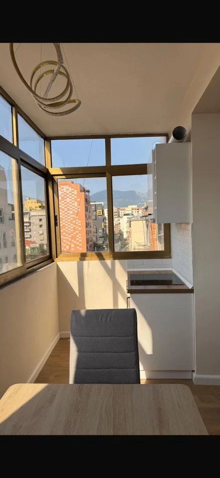 Tirane, jepet me qera apartament 2+1+Ballkon Kati 5, 79 m² 650 € (21 Dhjetori , prane Hotel Diplomat)