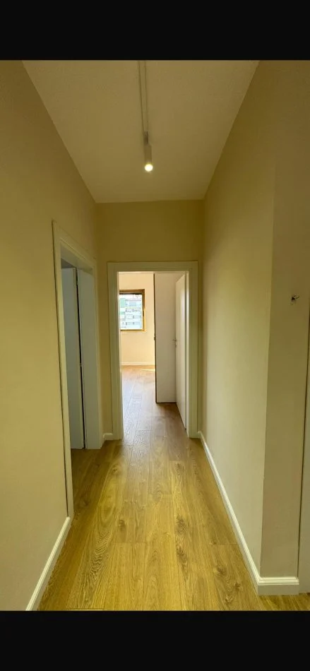 Tirane, jepet me qera apartament 2+1+Ballkon Kati 5, 79 m² 650 € (21 Dhjetori , prane Hotel Diplomat)