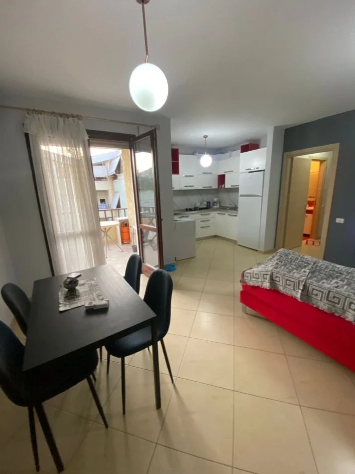 Tirane, jepet me qera apartament