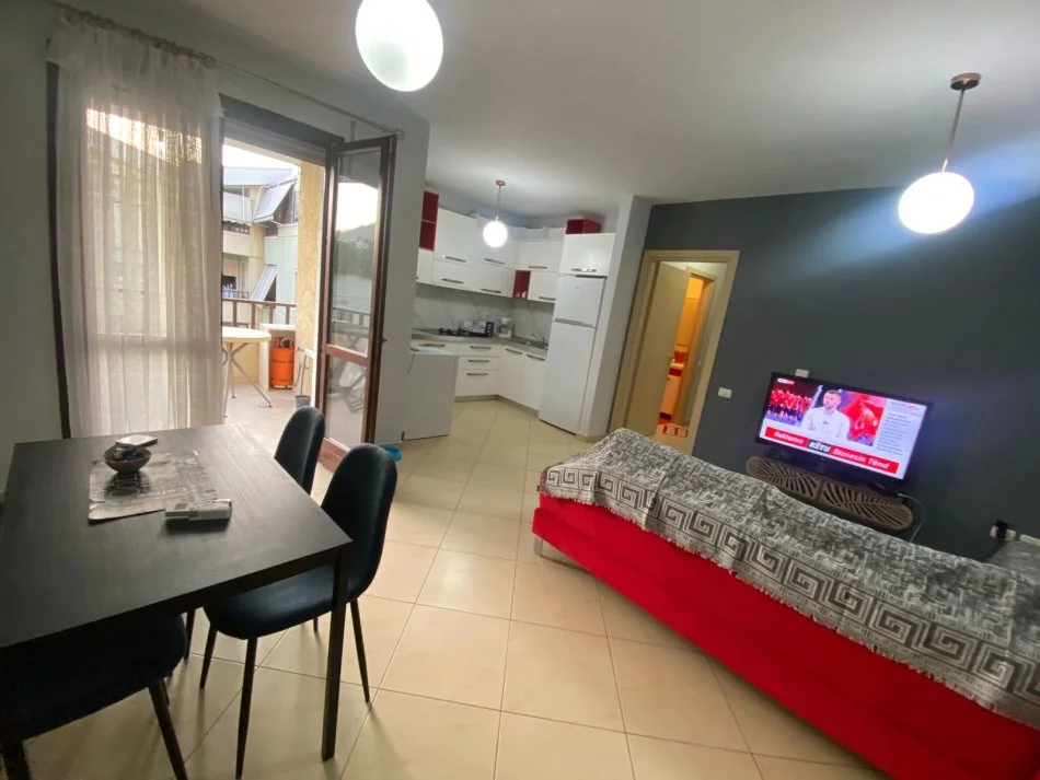 Tirane, jepet me qera apartament