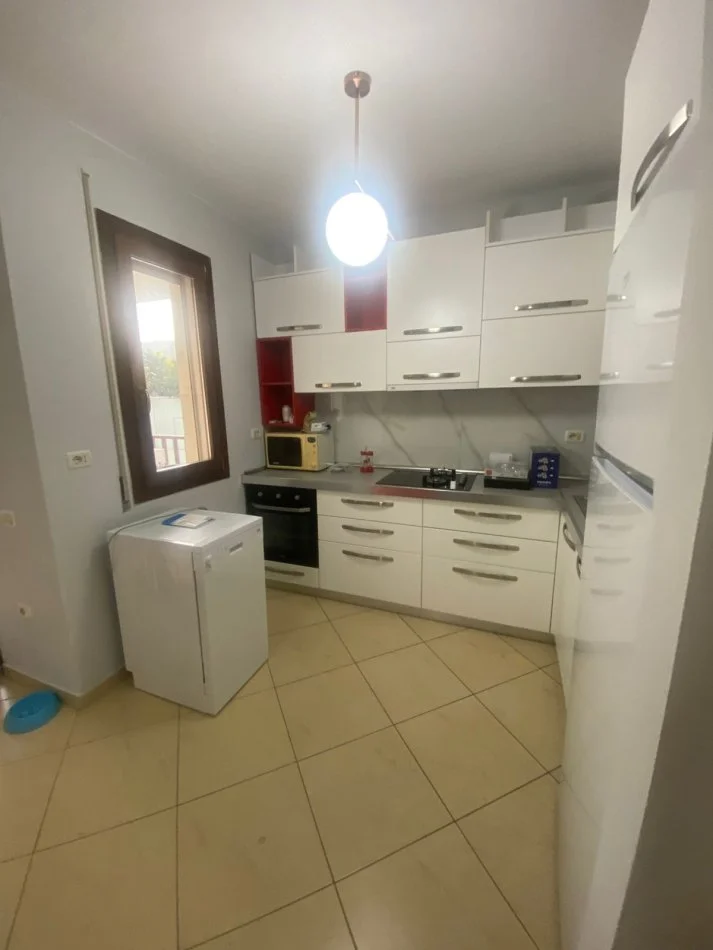 Tirane, jepet me qera apartament