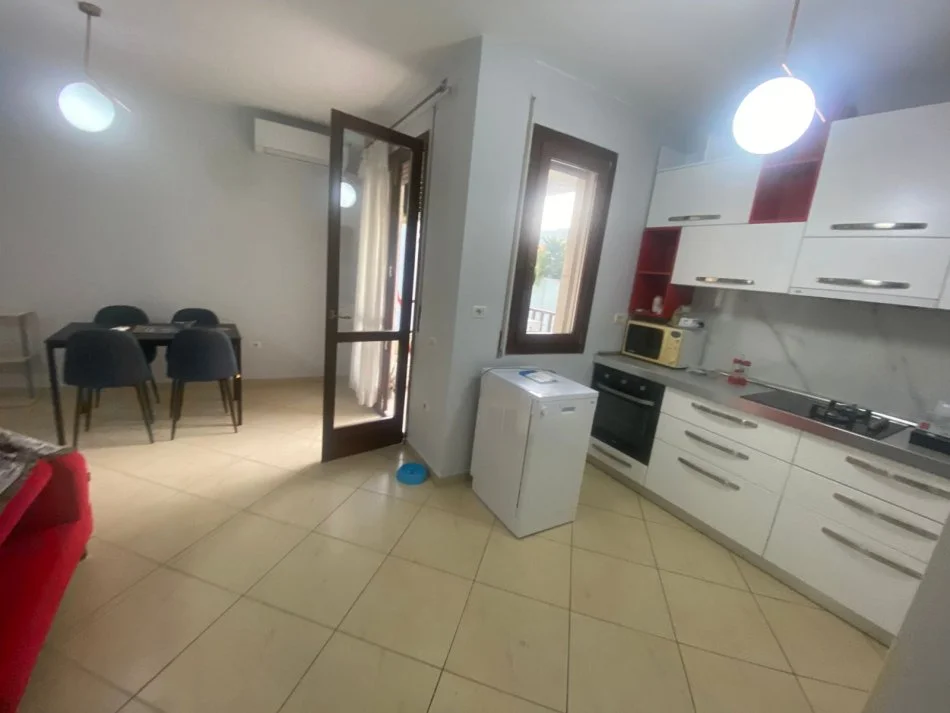 Tirane, jepet me qera apartament