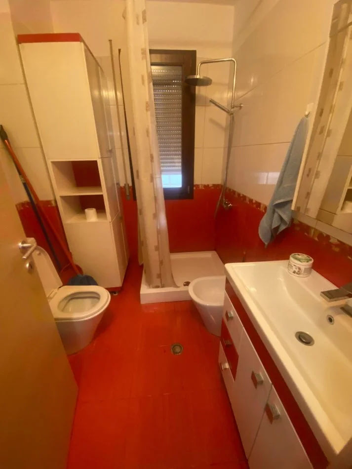 Tirane, jepet me qera apartament