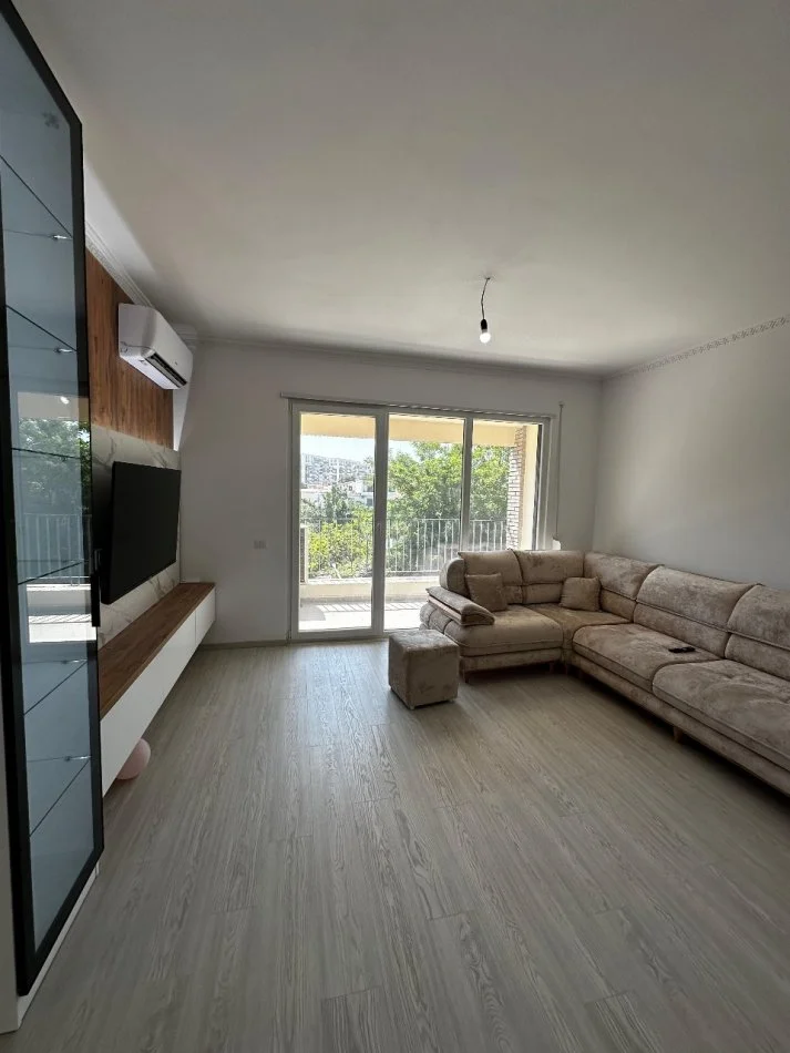 Tirane, jepet me qera apartament 2+1+Ballkon Kati 1, 106 m² 800 € 