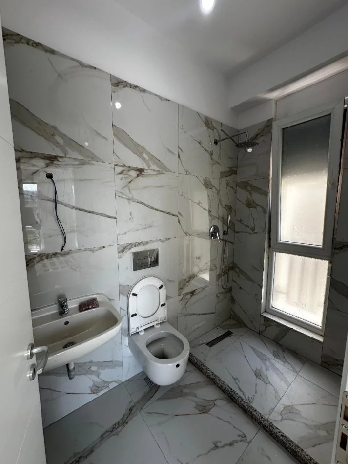 Tirane, jepet me qera apartament 2+1+Ballkon Kati 1, 106 m² 800 € 