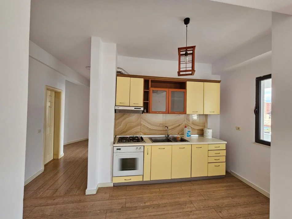 Shqiperi, jepet me qera apartament 2+1+Aneks+Ballkon Kati 8, 140 m² 400 € (Unaze e re)