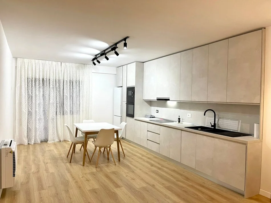 Tirane, jepet me qera apartament 2+1+Aneks+Ballkon Kati 2, 140 m² 800 € (2+1+2 plus post parkimi dhe depo Kopshti Botanik)