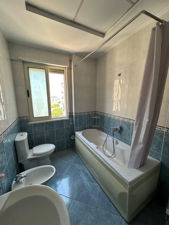 Tirane, jepet me qera apartament 1+1+Aneks+Ballkon Kati 6, 75 m² 550 € (Don Bosko)