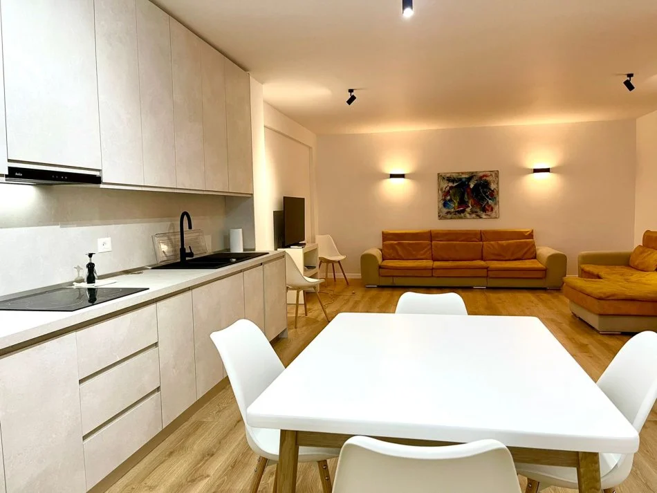 Tirane, jepet me qera apartament 2+1+Aneks+Ballkon Kati 2, 140 m² 800 € (2+1+2 plus post parkimi dhe depo Kopshti Botanik)