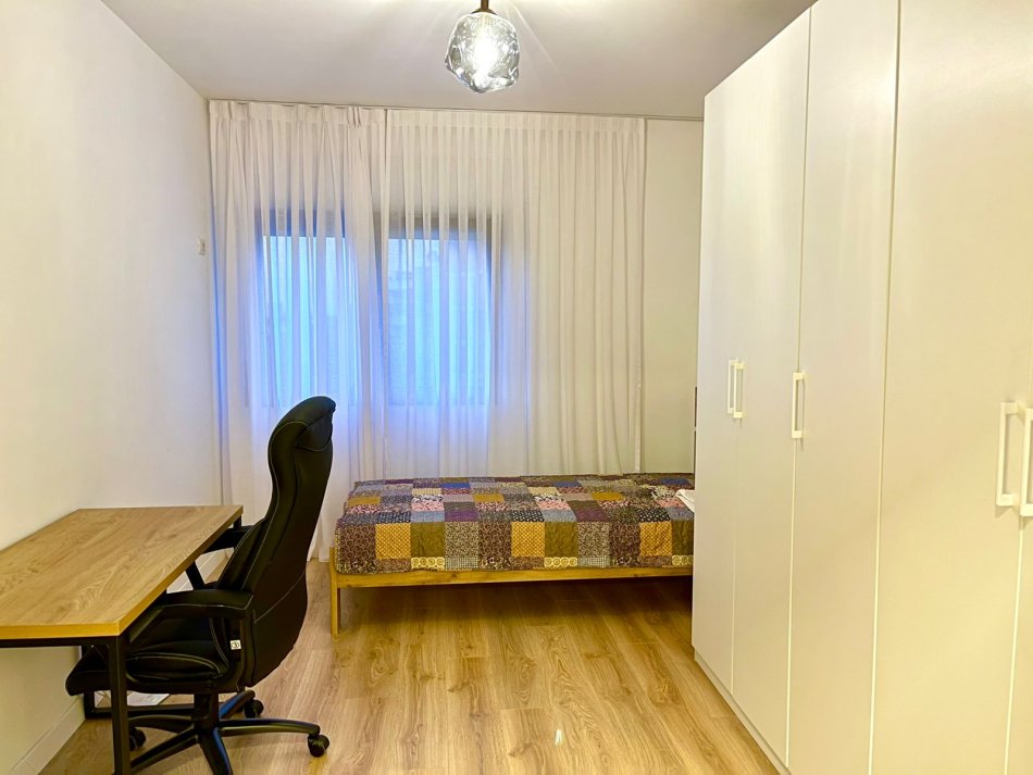 Tirane, jepet me qera apartament 2+1+Aneks+Ballkon Kati 1, 140 m² 801 € (Kopshti botanik 2+1+2 plus post parkimi dhe depo)