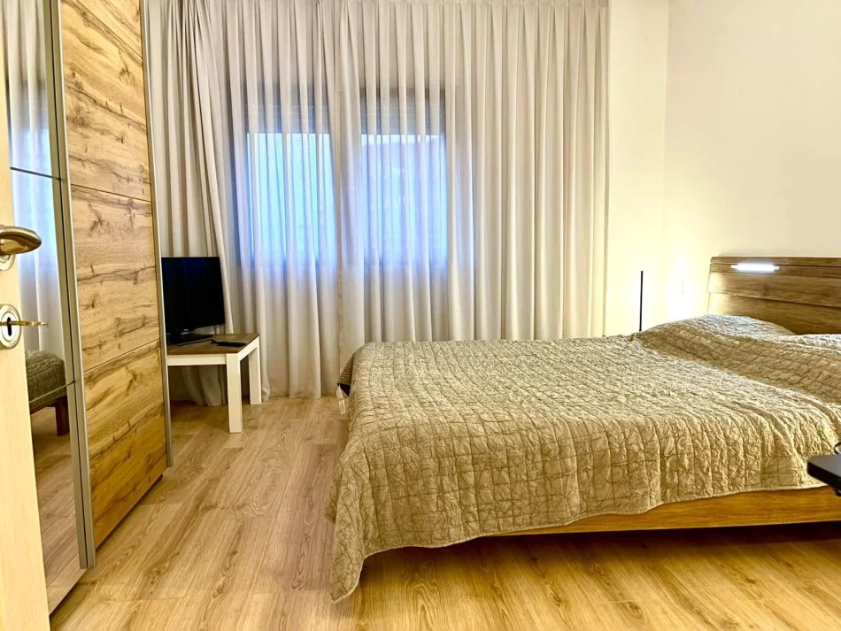 Tirane, jepet me qera apartament 2+1+Aneks+Ballkon Kati 2, 140 m² 800 € (2+1+2 plus post parkimi dhe depo Kopshti Botanik)