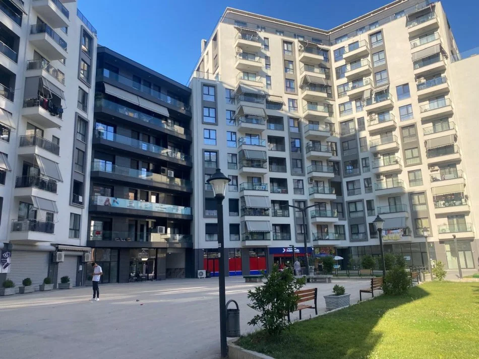 Tirane, jepet me qera apartament 1+1+Ballkon Kati 3, 78 m² 550 € (Fusha aviacionit)