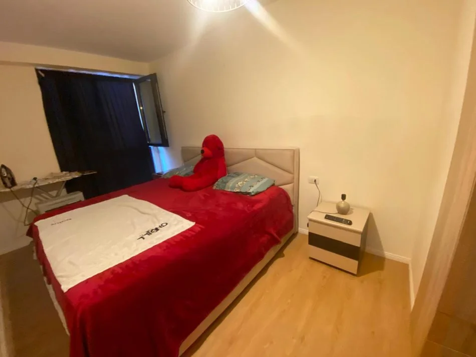 Tirane, jepet me qera apartament 1+1+Ballkon Kati 3, 78 m² 550 € (Fusha aviacionit)