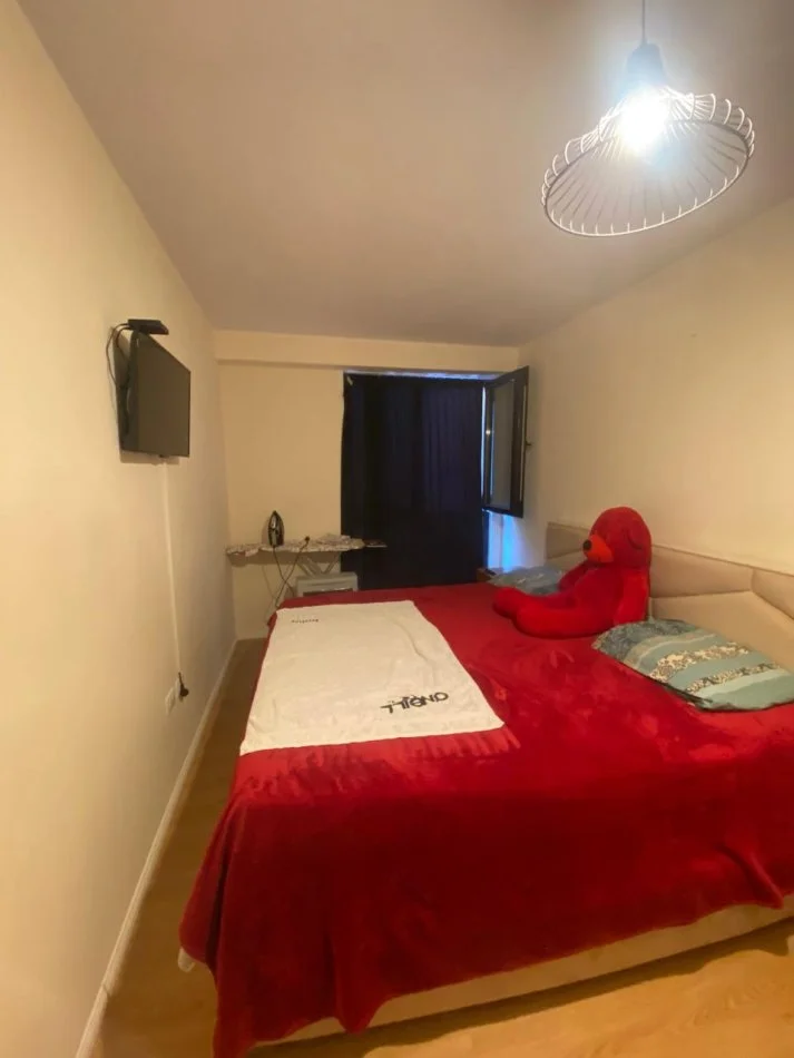 Tirane, jepet me qera apartament 1+1+Ballkon Kati 3, 78 m² 550 € (Fusha aviacionit)