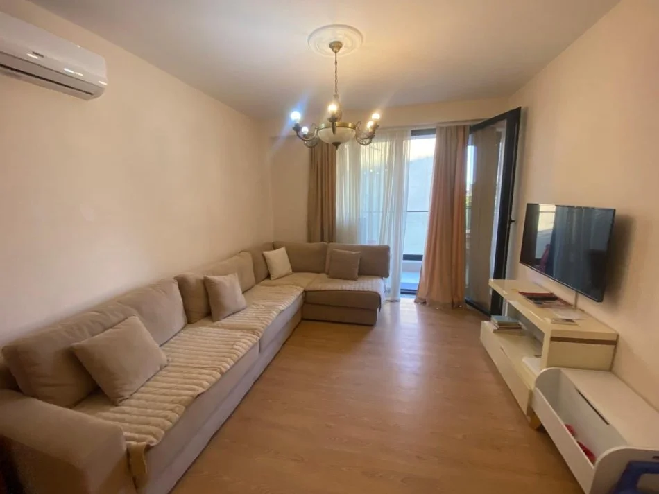 Tirane, jepet me qera apartament 1+1+Ballkon Kati 3, 78 m² 550 € (Fusha aviacionit)