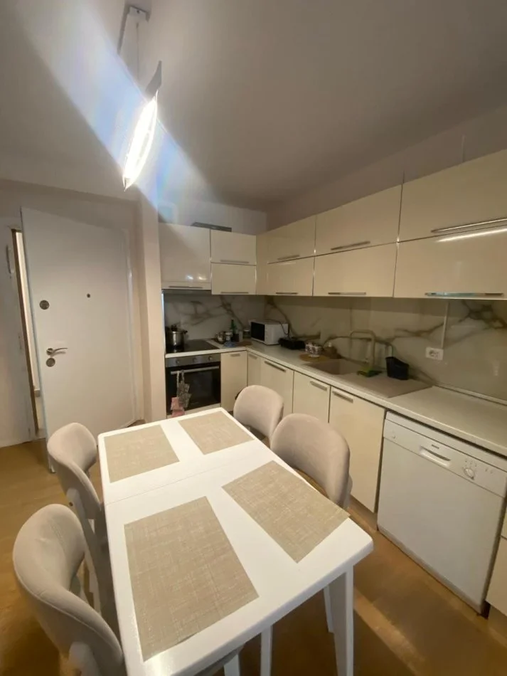 Tirane, jepet me qera apartament 1+1+Ballkon Kati 3, 78 m² 550 € (Fusha aviacionit)