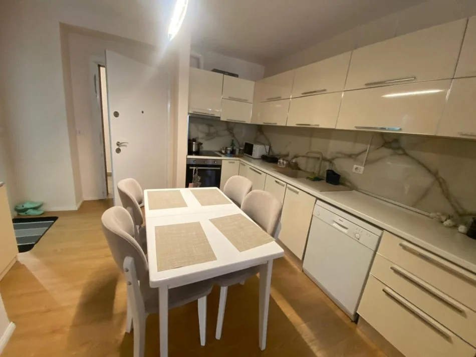 Tirane, jepet me qera apartament 1+1+Ballkon Kati 3, 78 m² 550 € (Fusha aviacionit)