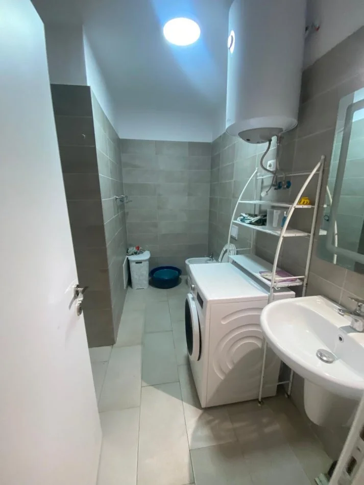 Tirane, jepet me qera apartament 1+1+Ballkon Kati 3, 78 m² 550 € (Fusha aviacionit)