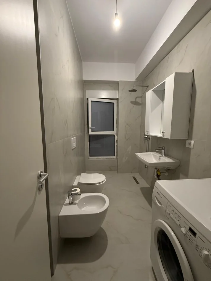 Tirane, jepet me qera apartament 1+1+Ballkon Kati 4, 60 m² 400 € (Ali Demi)