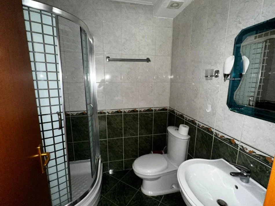Tirane, jepet me qera apartament 2+1+Ballkon , 650 € 
