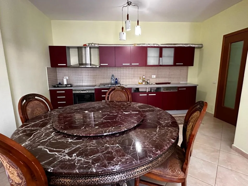 Tirane, jepet me qera apartament 2+1+Ballkon , 650 € 