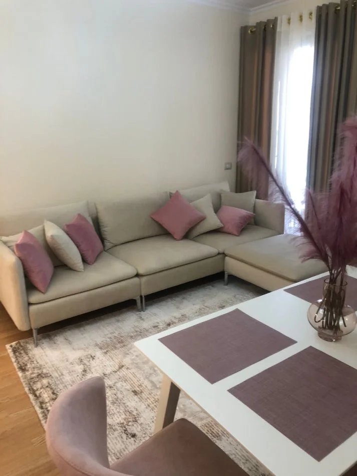 Tirane, jepet me qera apartament 2+1+Ballkon Kati 6, 85 m² 1.200 € (Rruga e Kosovareve)