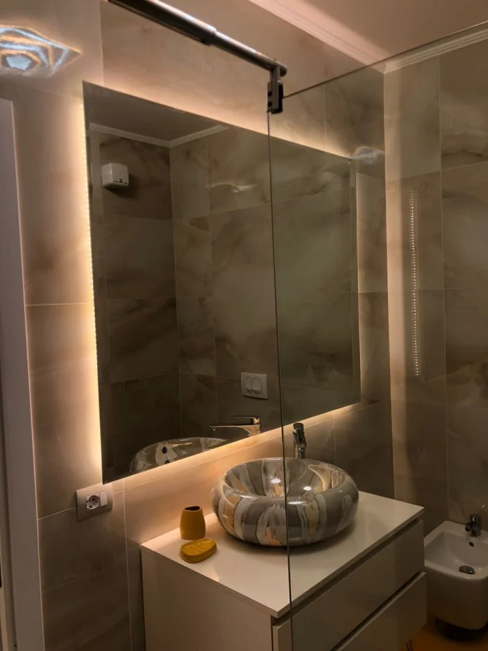 Tirane, jepet me qera apartament 2+1+Ballkon Kati 6, 85 m² 1.200 € (Rruga e Kosovareve)