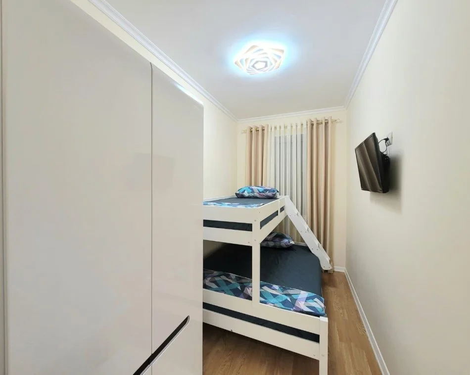 Tirane, jepet me qera apartament 2+1+Ballkon Kati 6, 85 m² 1.200 € (Rruga e Kosovareve)