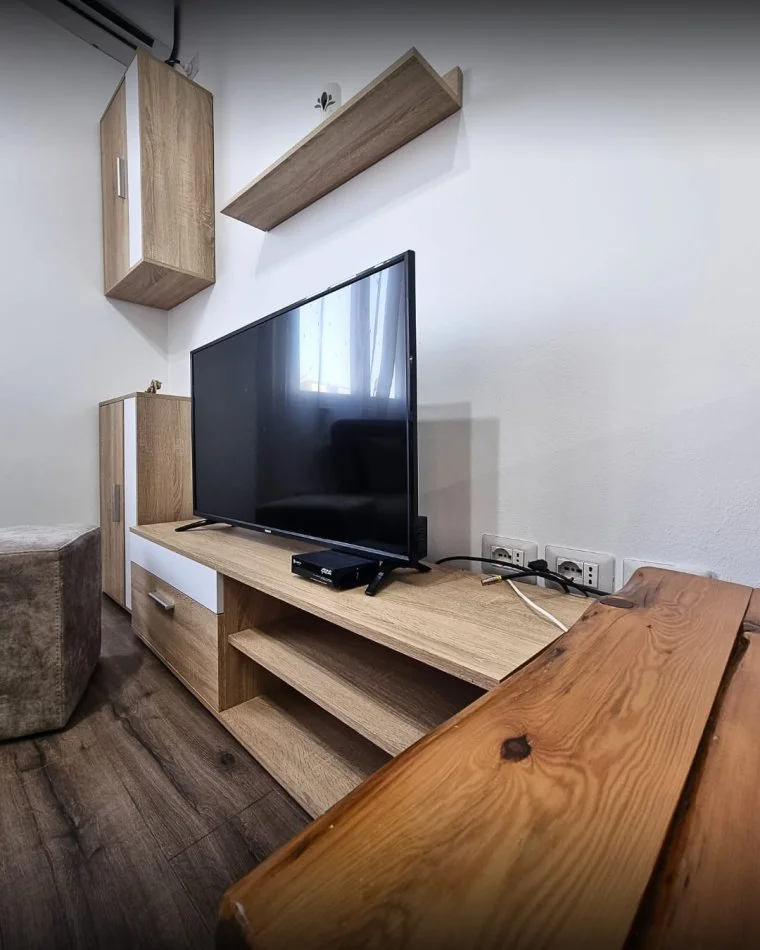 Tirane, jepet me qera apartament 2+1+Ballkon Kati 4, 600 €