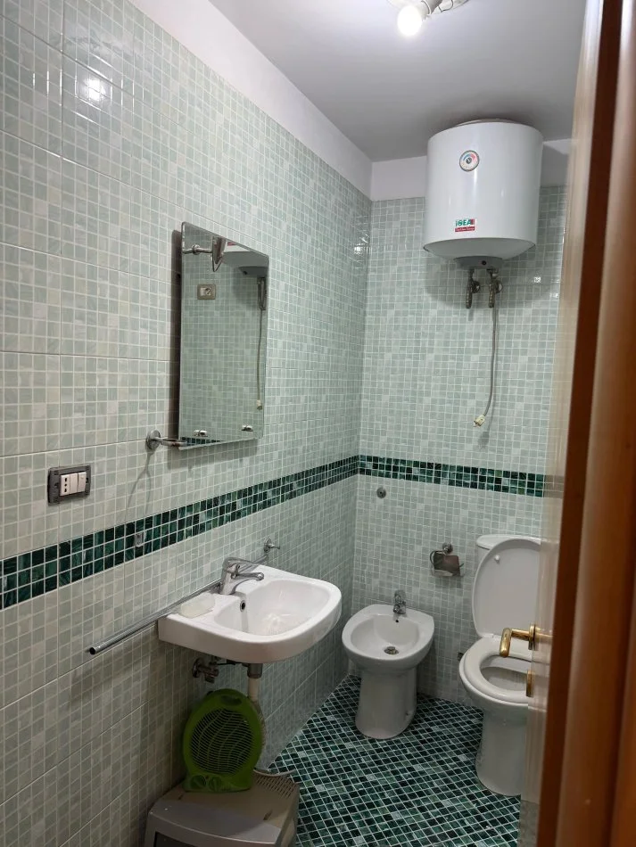 Tirane, jepet me qera apartament 1+1 Kati 3, 400 € (Zogu i Zi)